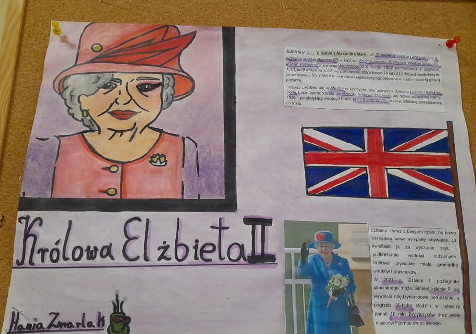 Plakaty uczniów klas 4, 5a, 5b, 6b i 7 upamiętniające królową Elżbieta II.