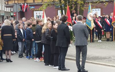 Gminne obchody Święta Konstytucji  3 Maja. Delegacja z naszej szkoły pod pomnikiem.