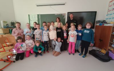 SPOTKANIE KLASY 1A ZE STRAŻAKAMI Z OCHOTNICZEJ STRAŻY POŻARNEJ W OLBRACHCICACH WIELKICH – maj 2025