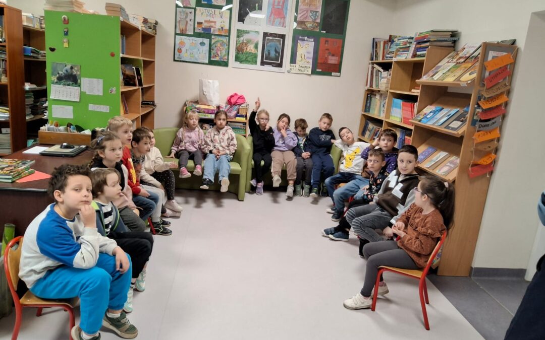 PIERWSZOKLASIŚCI Z KLASY 1B OFICJALNIE CZYTELNIKAMI NASZEJ BIBLIOTEKI – MARZEC 2026