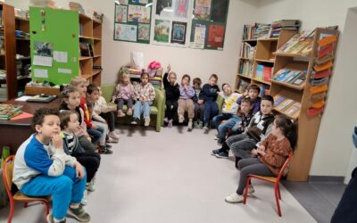 PIERWSZOKLASIŚCI Z KLASY 1B OFICJALNIE CZYTELNIKAMI NASZEJ BIBLIOTEKI – MARZEC 2026
